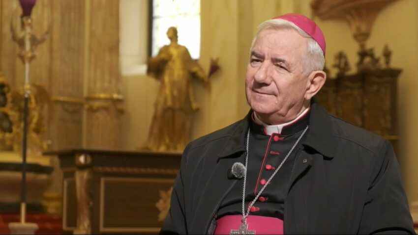 Episcopul József Csaba Pál transmițând mesajul de Paște în fața altarului Domului Romano-Catolic din Piața Unirii, Timișoara.