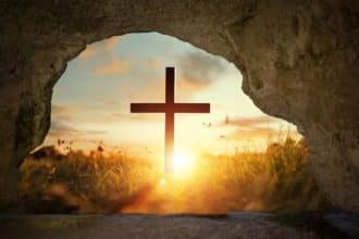 Credincioși cu lumânări aprinse înconjurând Catedrala Mitropolitană din Timișoara în timpul slujbei Prohodului Domnului.