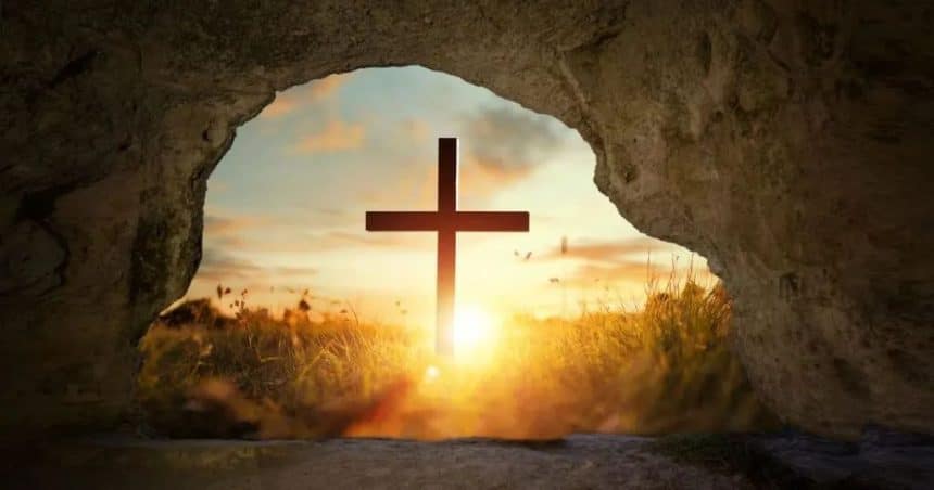 Credincioși cu lumânări aprinse înconjurând Catedrala Mitropolitană din Timișoara în timpul slujbei Prohodului Domnului.