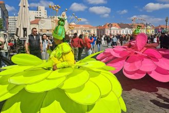 Atmosferă la Târgul de Paște din centrul Timișoarei, cu decoruri festive și căsuțe cu produse tradiționale.