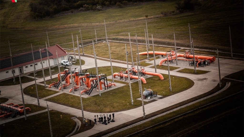 Trupe speciale și tehnică militară în zona Kanjiža, Serbia, securizând perimetrul conductei de gaze Balkan Stream după descoperirea unor dispozitive explozive.