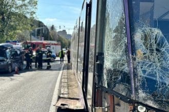 Tramvai de pe linia 9 oprit în intersecția Rebreanu cu strada Ranetti după impactul cu un autoturism alb.