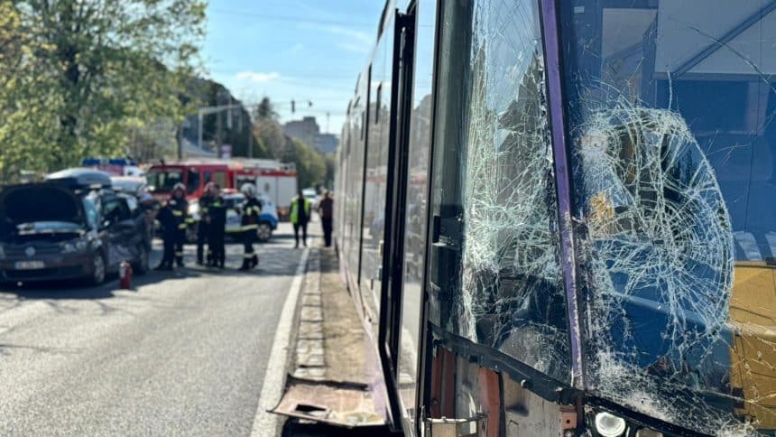 Tramvai de pe linia 9 oprit în intersecția Rebreanu cu strada Ranetti după impactul cu un autoturism alb.