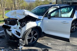 Intervenții contra-cronometru ale pompierilor din Hunedoara. Două victime la Hășdat și patru răniți grav la Bretea Română, după un impact cu o autobasculantă.