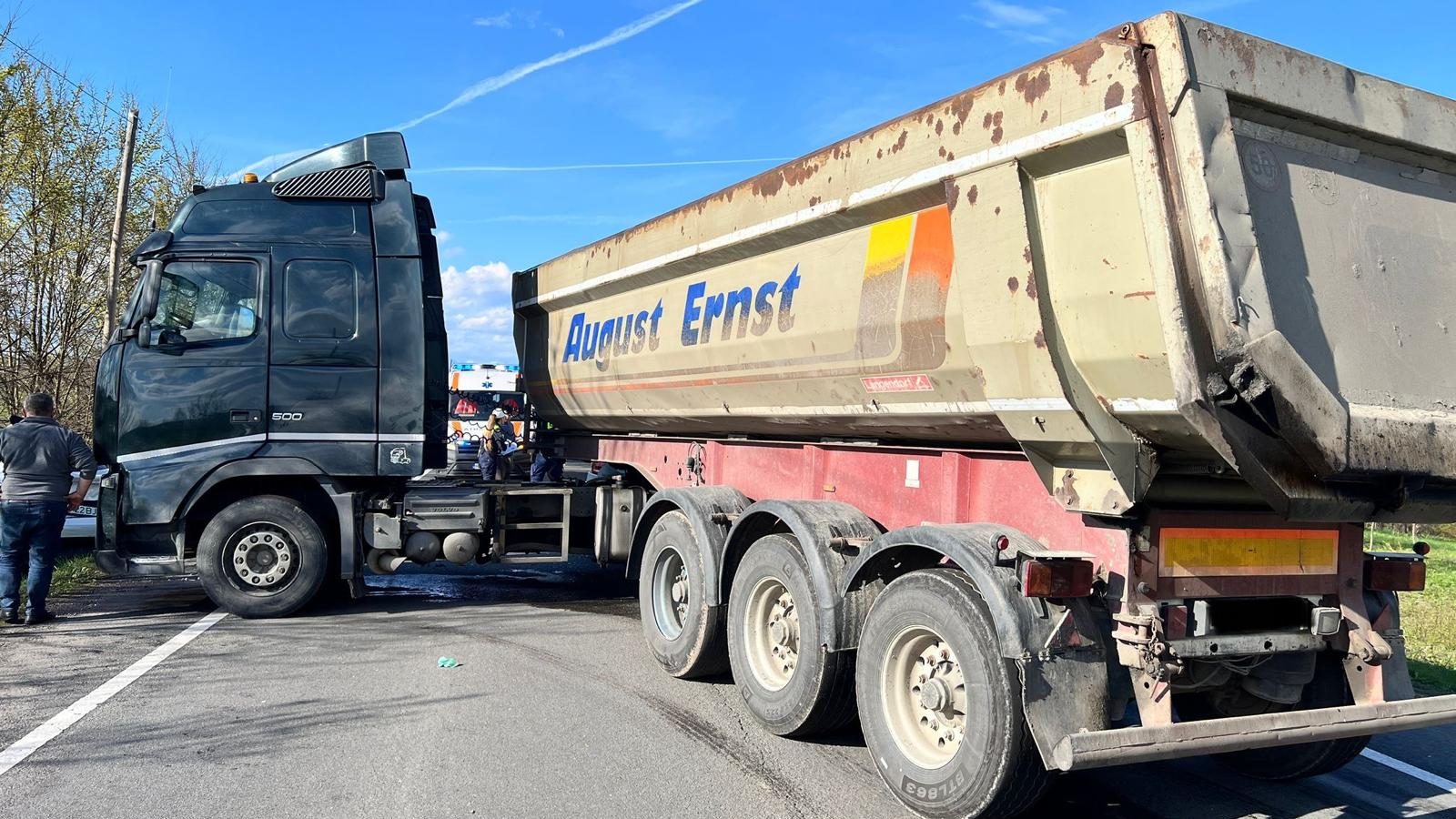 Intervenții contra-cronometru ale pompierilor din Hunedoara. Două victime la Hășdat și patru răniți grav la Bretea Română, după un impact cu o autobasculantă.