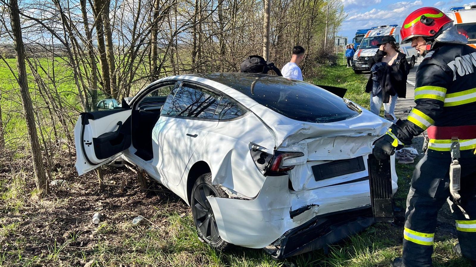 Intervenții contra-cronometru ale pompierilor din Hunedoara. Două victime la Hășdat și patru răniți grav la Bretea Română, după un impact cu o autobasculantă.