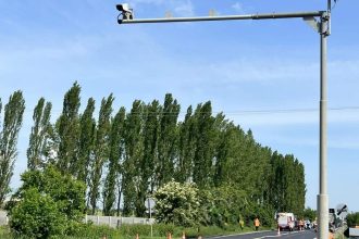 Cameră de supraveghere CNAIR montată deasupra unei șosele naționale pentru verificarea valabilității rovinietei.