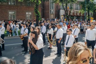 Mulțime de credincioși și fanfară defilând prin centrul Timișoarei în cadrul Marșului Învierii, ediția 33.