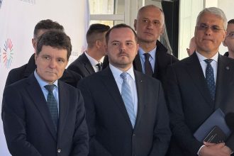 Președintele Nicușor Dan, alături de ministrul Alexandru Rogobete, discutând despre dotările tehnice ale noului Centru de Mari Arși din Timișoara.