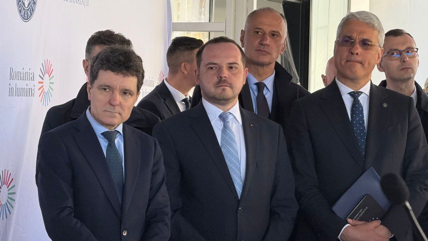 Președintele Nicușor Dan, alături de ministrul Alexandru Rogobete, discutând despre dotările tehnice ale noului Centru de Mari Arși din Timișoara.