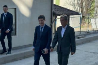 Președintele Nicușor Dan susținând o conferință de presă la Timișoara despre investițiile în sănătate și combaterea dezinformării rusești.