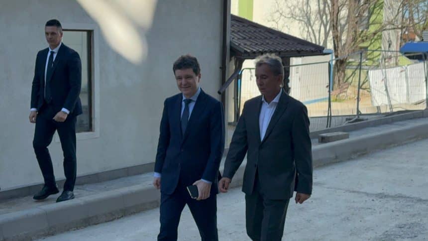 Președintele Nicușor Dan susținând o conferință de presă la Timișoara despre investițiile în sănătate și combaterea dezinformării rusești.