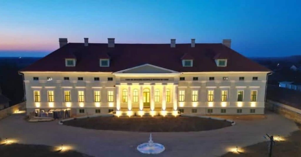 Fațada restaurată a Conacului Mocioni din localitatea Foeni, județul Timiș, monument istoric de secol XIX.