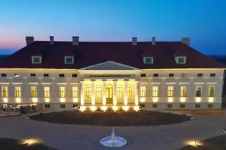 Fațada restaurată a Conacului Mocioni din localitatea Foeni, județul Timiș, monument istoric de secol XIX.