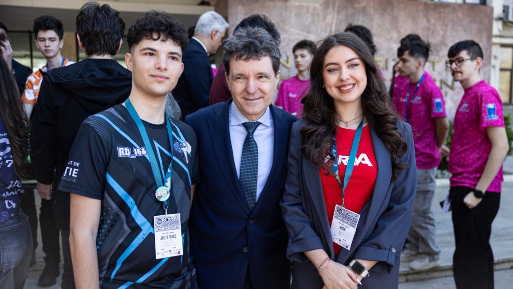 Președintele Nicușor Dan purtând bluza personalizată primită de la tinerii din Lotul Național de Robotică la Universitatea de Vest din Timișoara.