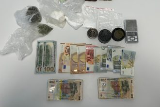 Probe ridicate de polițiști în urma unor percheziții: plicuri cu substanță albă (cocaină), cântare electronice și teancuri de bani.