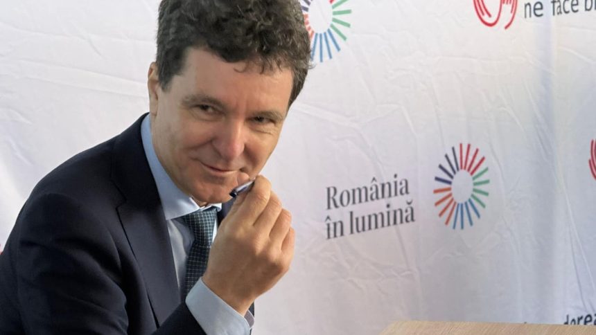 Președintele Nicușor Dan răspunzând întrebărilor presei din Timișoara despre stocurile de petrol și prețul la pompă.