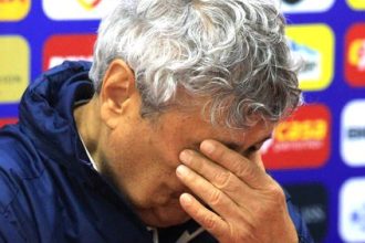 Portret al antrenorului Mircea Lucescu, cel mai titrat tehnician român, aflat în prezent sub supraveghere medicală strictă.