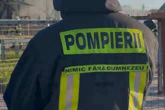 O Biblie deschisă, găsită intactă printre bârnele de lemn arse și cenușa bisericii din Săcălaz, după intervenția pompierilor.