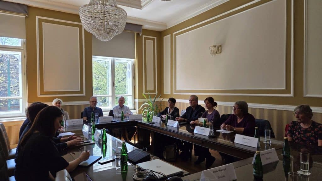 Reprezentanții primăriilor din Timișoara și Karlsruhe discutând în cadrul unei mese rotunde despre regenerare urbană și transport public.