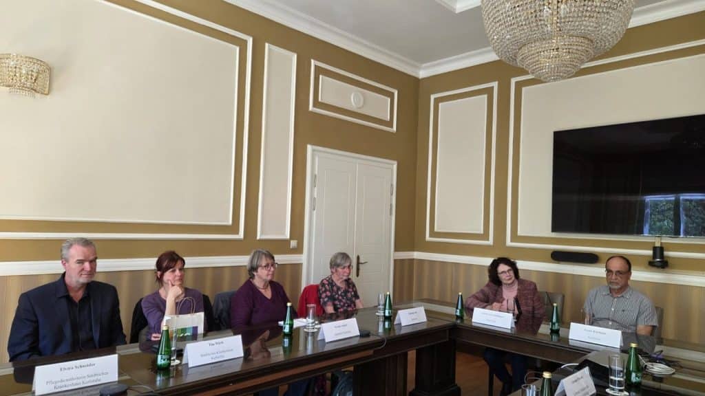 Reprezentanții primăriilor din Timișoara și Karlsruhe discutând în cadrul unei mese rotunde despre regenerare urbană și transport public.