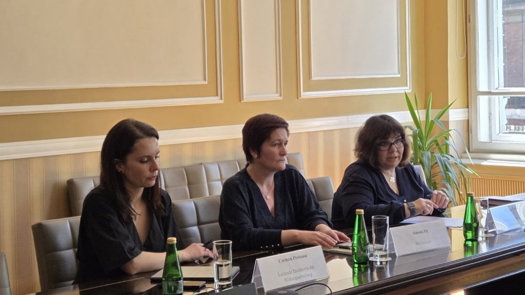 Reprezentanții primăriilor din Timișoara și Karlsruhe discutând în cadrul unei mese rotunde despre regenerare urbană și transport public.