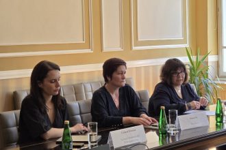 Reprezentanții primăriilor din Timișoara și Karlsruhe discutând în cadrul unei mese rotunde despre regenerare urbană și transport public.