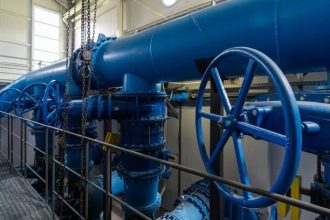 Echipă tehnică Aquatim verificând noile branșamente de apă și canalizare pe o stradă modernizată din Timișoara.