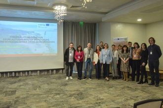 Vedere aeriană a iazurilor de decantare din zona minieră Moldova Nouă, unde praful poluat poate fi purtat de vânt peste graniță.