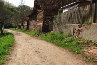 Drum de pământ care se oprește la marginea pădurii între localitățile Groși și Bulza, reprezentând veriga lipsă a DJ 682J.