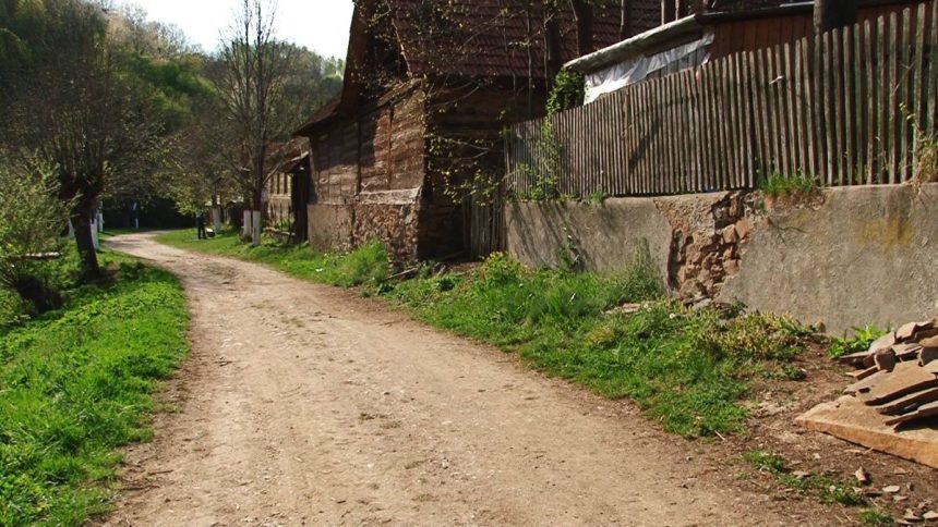 Drum de pământ care se oprește la marginea pădurii între localitățile Groși și Bulza, reprezentând veriga lipsă a DJ 682J.