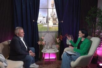 Omul de afaceri Horațiu Rada și moderatoarea Andreea Borboros în studioul Podcast Vorbe Grele, discutând despre integritatea în afaceri.