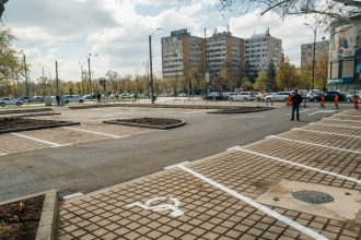 Muncitori și utilaje pregătind fundația pentru cele 70 de locuri de parcare noi pe strada Luminița Boțoc din Timișoara.