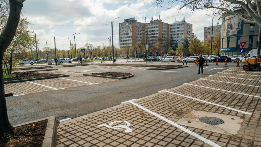 Muncitori și utilaje pregătind fundația pentru cele 70 de locuri de parcare noi pe strada Luminița Boțoc din Timișoara.