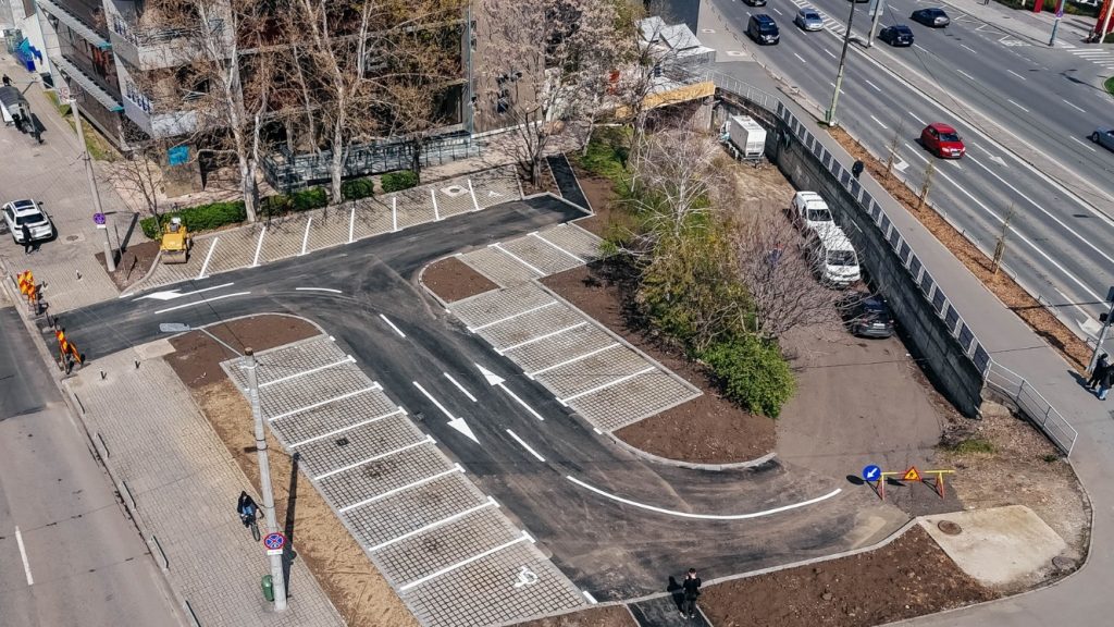 Muncitori și utilaje pregătind fundația pentru cele 70 de locuri de parcare noi pe strada Luminița Boțoc din Timișoara.
