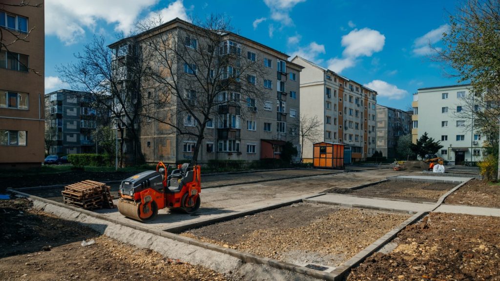 Muncitori și utilaje pregătind fundația pentru cele 70 de locuri de parcare noi pe strada Luminița Boțoc din Timișoara.