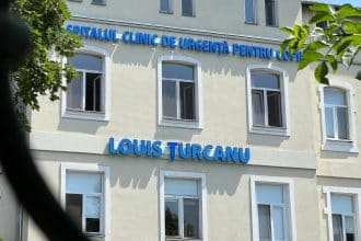Fațada corpului C1 al Spitalului de Copii „Louis Țurcanu” din Timișoara, clădire istorică ce urmează să fie reabilitată termic.