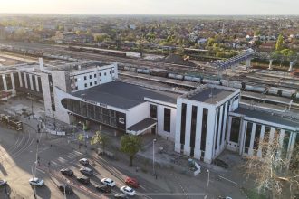 Fațada principală a Gării de Nord din Timișoara după finalizarea lucrărilor de reabilitare, cu elemente moderne și sistem de iluminat nou.