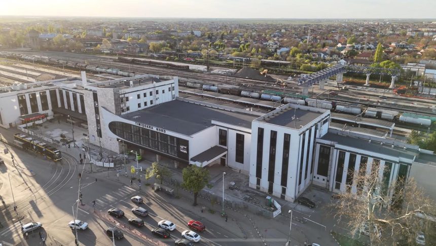 Fațada principală a Gării de Nord din Timișoara după finalizarea lucrărilor de reabilitare, cu elemente moderne și sistem de iluminat nou.