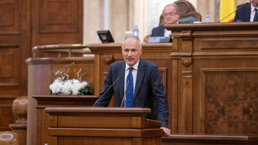 Senatorii USR în plenul Senatului, susținând proiectul de lege pentru menținerea caracterului public al declarațiilor de avere.