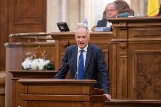 Senatorii USR în plenul Senatului, susținând proiectul de lege pentru menținerea caracterului public al declarațiilor de avere.