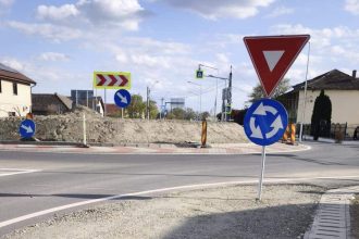 Vedere aeriană cu noul sens giratoriu din Cărpiniș, proaspăt asfaltat și marcat, la intersecția drumurilor spre Timișoara, Jimbolia și Deta.