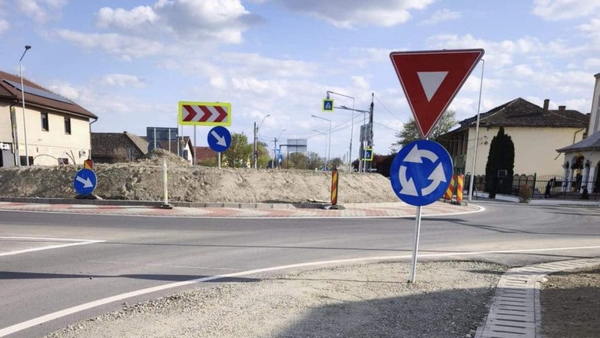 Vedere aeriană cu noul sens giratoriu din Cărpiniș, proaspăt asfaltat și marcat, la intersecția drumurilor spre Timișoara, Jimbolia și Deta.