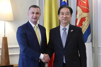 Ambasadorul Japoniei în România, Takashi Katae, discutând cu liderii administrației din Timiș despre parteneriate economice și culturale.
