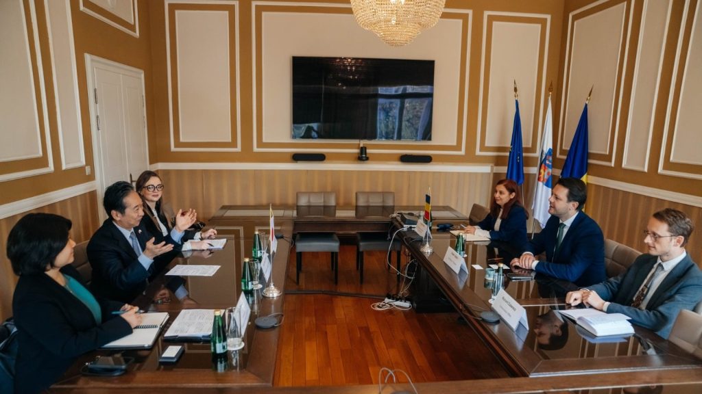 Ambasadorul Japoniei în România, Takashi Katae, discutând cu liderii administrației din Timiș despre parteneriate economice și culturale.