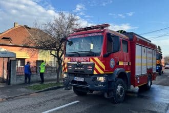 Autospeciale de stingere și echipaje SMURD intervenind la un incendiu de locuință pe strada P. Ispirescu din Timișoara.