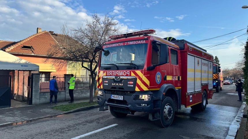 Autospeciale de stingere și echipaje SMURD intervenind la un incendiu de locuință pe strada P. Ispirescu din Timișoara.