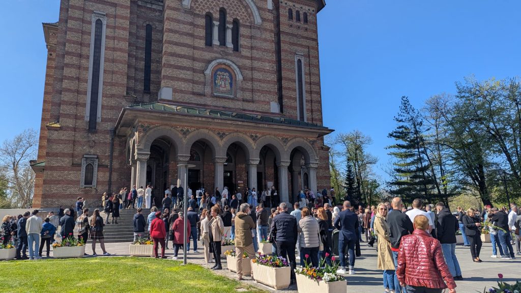 Mii de timișoreni cu lumânări aprinse în fața Catedralei Mitropolitane în noaptea de Înviere, sub cerul înstelat.