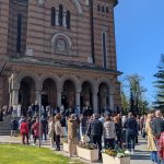 Mii de timișoreni cu lumânări aprinse în fața Catedralei Mitropolitane în noaptea de Înviere, sub cerul înstelat.