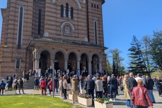 Mii de timișoreni cu lumânări aprinse în fața Catedralei Mitropolitane în noaptea de Înviere, sub cerul înstelat.